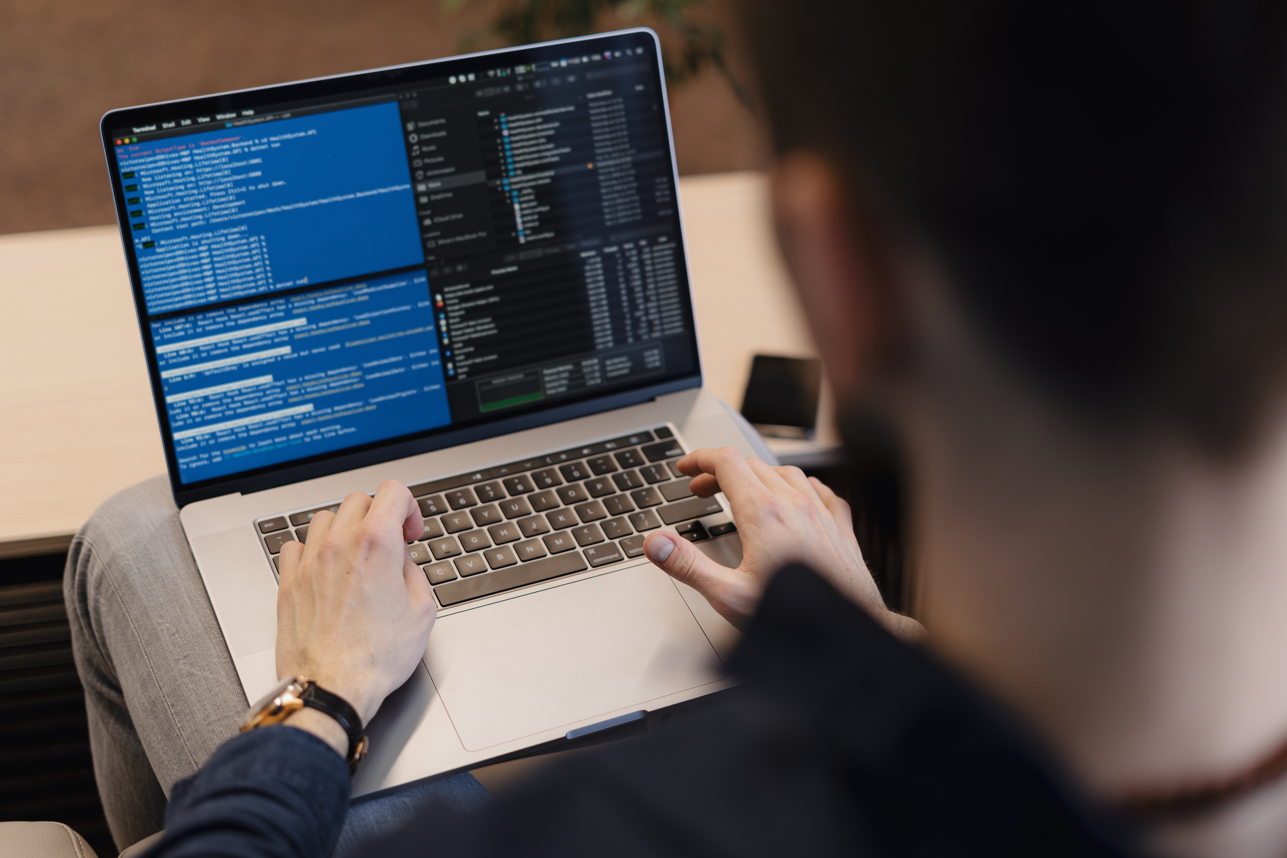 Designer a trabalhar num projeto de web design